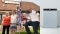 На фотографии изображена семья Шён, которая выбрала пеллетный котел Viessmann с подключением к солнечной тепловой системе.